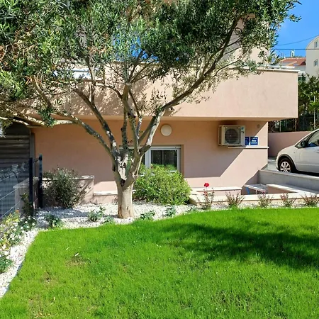 Zenta With Free Private Parking Apartment