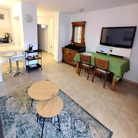 Zenta With Free Private Parking Appartement