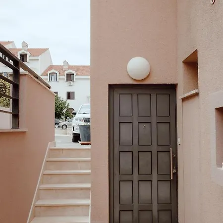 Zenta With Free Private Parking Split
